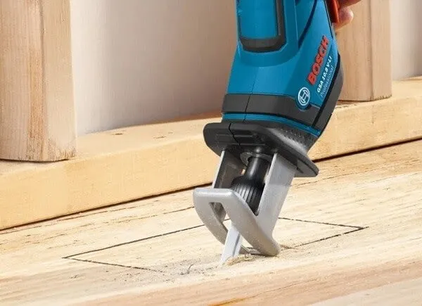 Thao tác tháo lắp pin máy cưa gỗ cầm tay dùng pin an toàn và dễ dàng