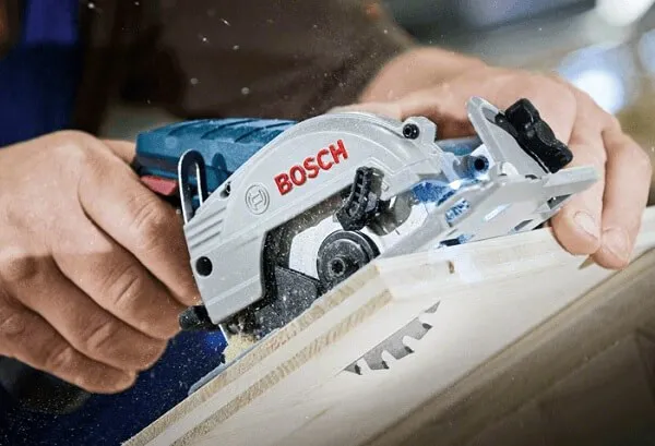 Điều chỉnh độ sâu lưỡi cắt máy cưa gỗ chính xác, tránh kẹt và đảm bảo vết cắt sạch