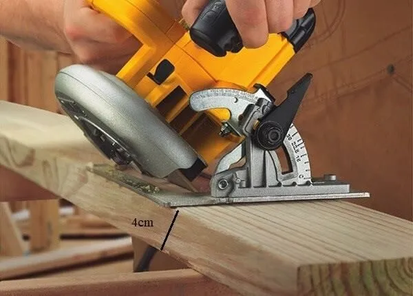 Hướng dẫn điều chỉnh góc cắt máy cưa gỗ chính xác bằng thước đo góc chuyên dụng