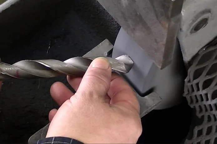 Kỹ thuật mài mũi khoan sắt tạo độ bóng và sắc bén cho lưỡi cắt chính.