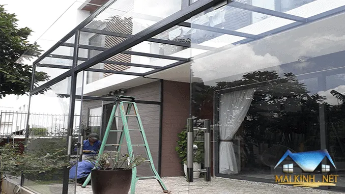 Mái kính cường lực phần hiên đã hoàn thiện