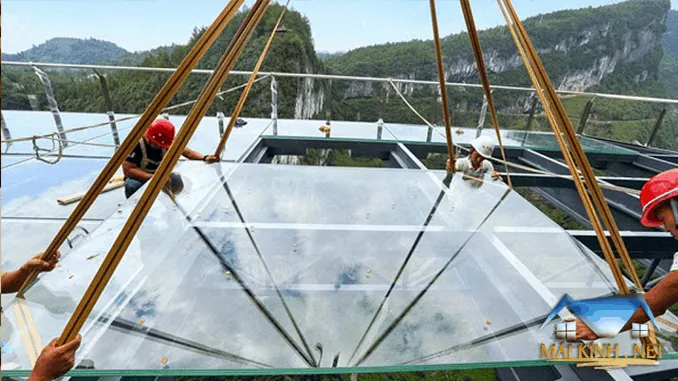 Thi công lắp đặt mái kính cường lực chuyên nghiệp