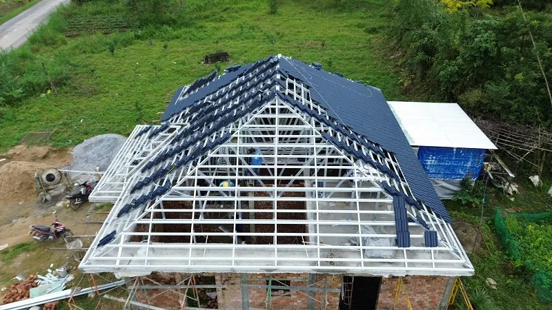 Cấu trúc khung kèo thép siêu nhẹ cho mái ngói, minh họa cách lợp ngói bắn vít bền vững