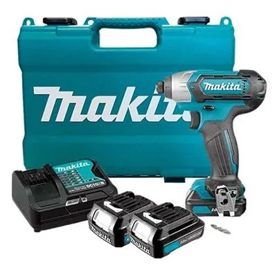 Máy khoan bắt vít giá rẻ Makita TD110DSAE đang được sử dụng trong công việc