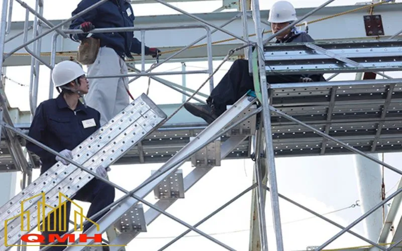 Lắp đặt mâm giàn giáo xây dựng chịu tải cao, đảm bảo các móc khóa được gắn chặt vào khung