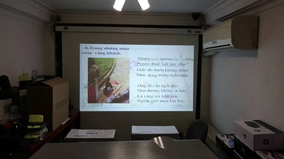 Hình ảnh minh họa các vấn đề khiến màn hình máy chiếu bị thu nhỏ và cách mở rộng màn hình máy chiếu hiệu quả