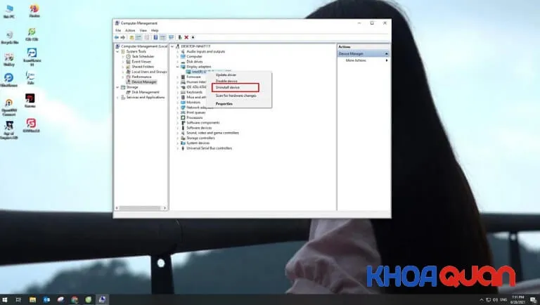 Chọn Uninstall Device để gỡ bỏ hoàn toàn driver card màn hình hiện tại trước khi cài đặt lại driver mới.
