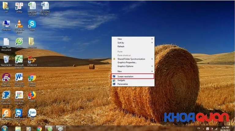 Truy cập Screen resolution qua chuột phải trên desktop để điều chỉnh độ phân giải màn hình trên Windows 7/8.