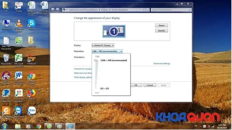 Chọn mức độ phân giải phù hợp và được hệ thống khuyến nghị trong cửa sổ Screen Resolution của Windows 7/8.