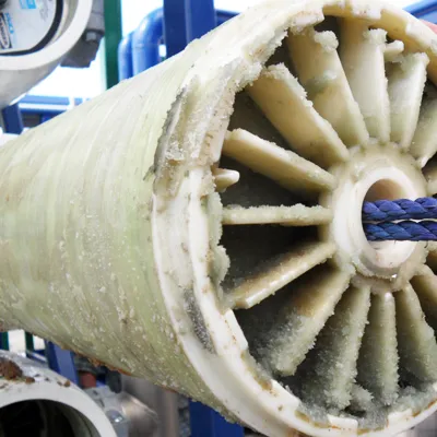 Màng lọc RO bị tắc nghẽn, hiệu suất lọc nước suy giảm, cần thay thế mới để đảm bảo chất lượng nước tinh khiết