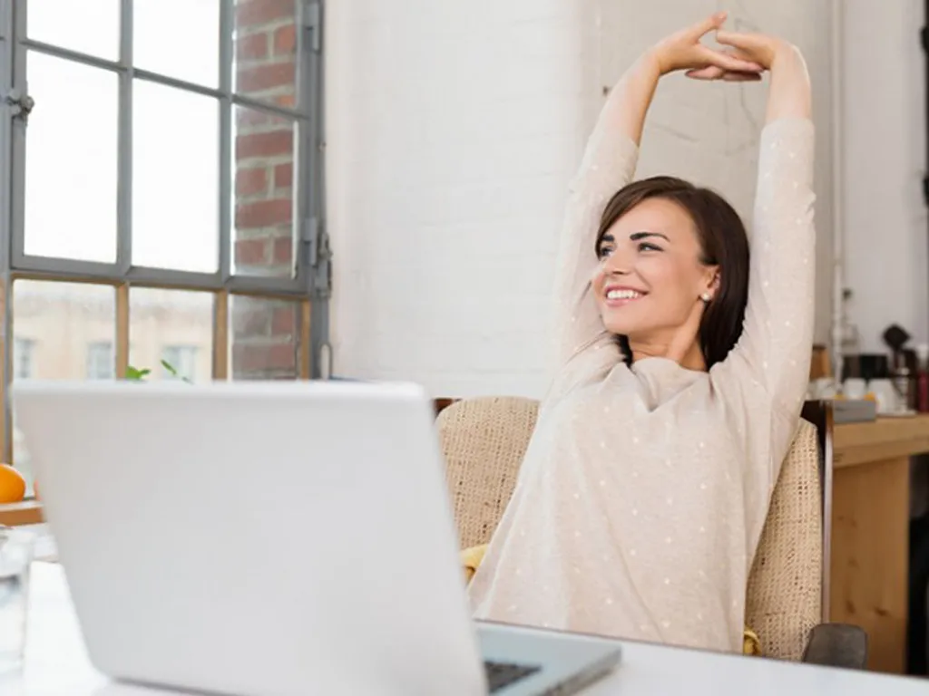 Bàn chân được massage thư giãn với máy ngâm chân Aonicon giúp giảm áp lực và căng thẳng mệt mỏi