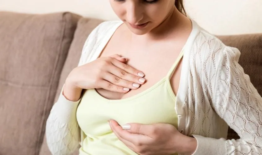 Massage ngực nhẹ nhàng trước khi hút sữa, bước chuẩn bị quan trọng cho cách sử dụng máy hút sữa real bubee