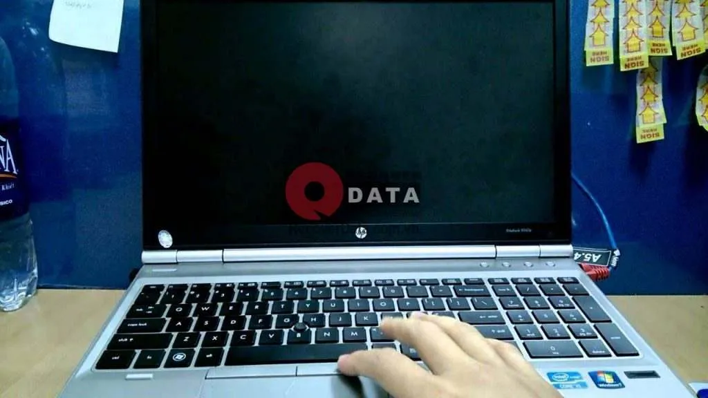 Máy tính để bàn mất điện đột ngột, minh họa cách hạn chế mất điện dột ngột cho máy tính.