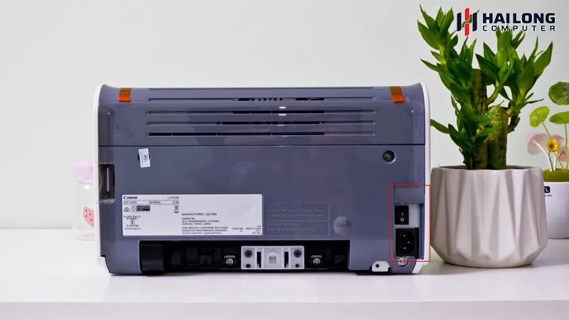 mặt sau máy in Canon LBP 2900 với cổng kết nối và nút nguồn