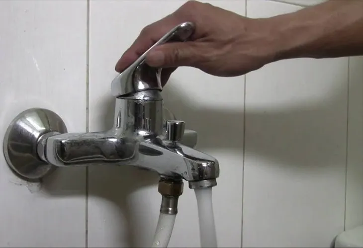 Mở vòi nước nóng để sử dụng sau khi máy nước nóng Ferroli đã làm ấm nước