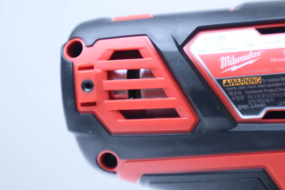 Cận cảnh máy bắn vít Milwaukee M12 BID từ nhiều góc độ