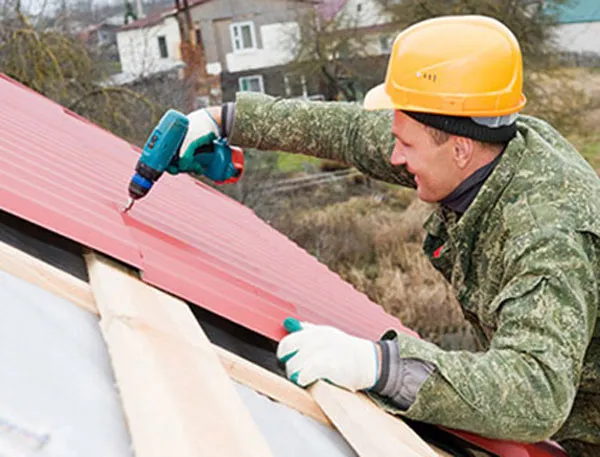 Công nhân kiểm tra mái tôn trước khi bắn vít