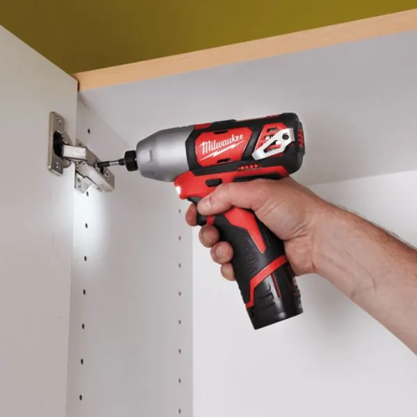 Milwaukee M12 BID trong một môi trường làm việc thực tế, thể hiện tính linh hoạt và hiệu suất