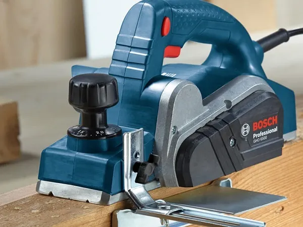 Kiểm tra máy bào gỗ cầm tay trước khi sử dụng