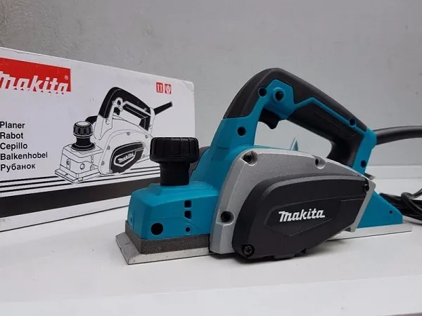 Cách sử dụng máy bào gỗ cầm tay an toàn với dụng cụ hỗ trợ