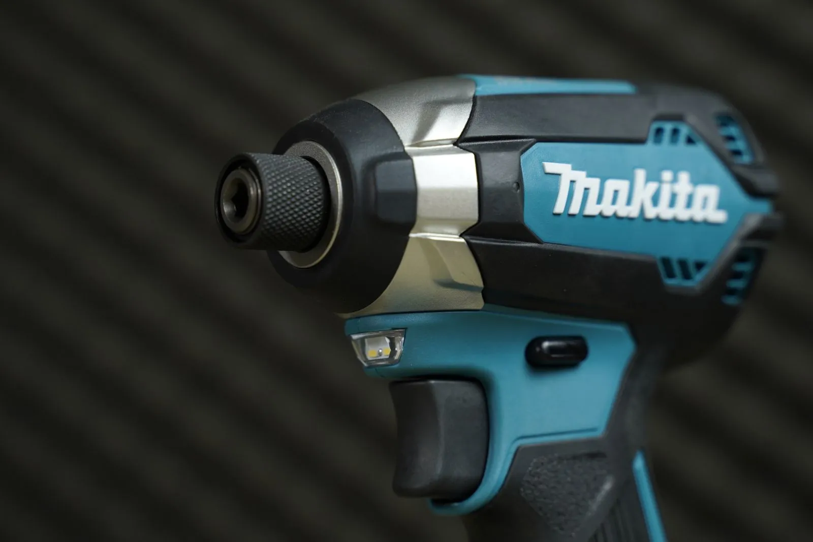 Máy vặn vít Makita DTD153RFE 18V với pin Li-ion bền bỉ