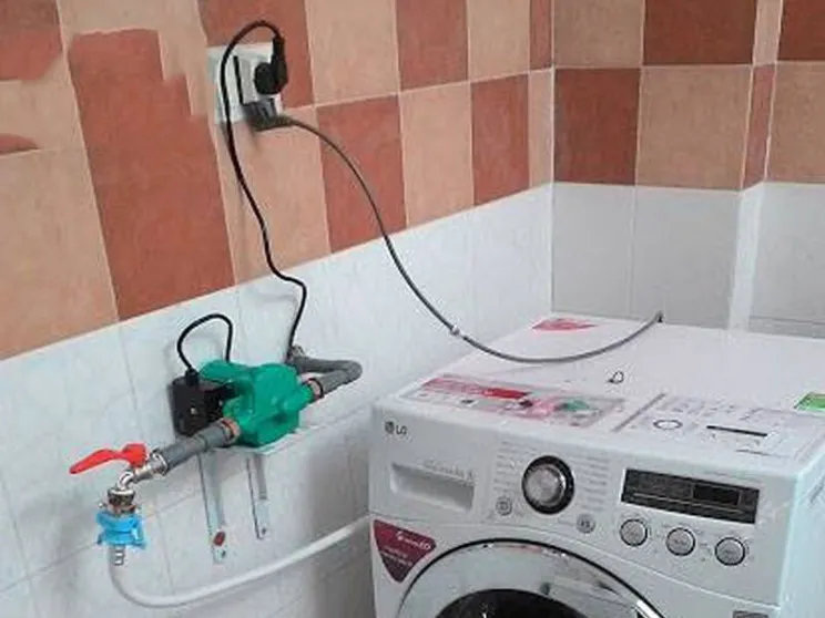 Máy bơm tăng áp mini được lắp đặt để hỗ trợ máy giặt, đảm bảo nguồn nước cấp ổn định và mạnh mẽ.