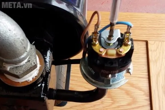 Cấu tạo và vị trí rơ le áp lực trong máy bơm tăng áp, bộ phận quan trọng khi sửa máy bơm tăng áp kêu tạch tạch