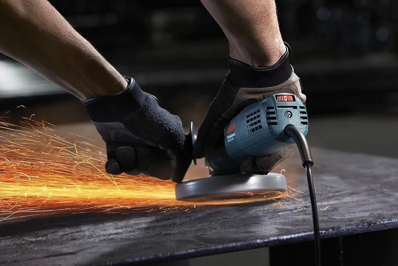 Lắp đặt lưỡi cắt thích hợp là bước quan trọng trong cách sử dụng máy cắt cầm tay an toàn