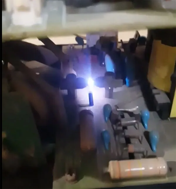 Vệ sinh lại phần cao áp và cho 2 tiếp điểm đánh lửa được gần nhau hơn