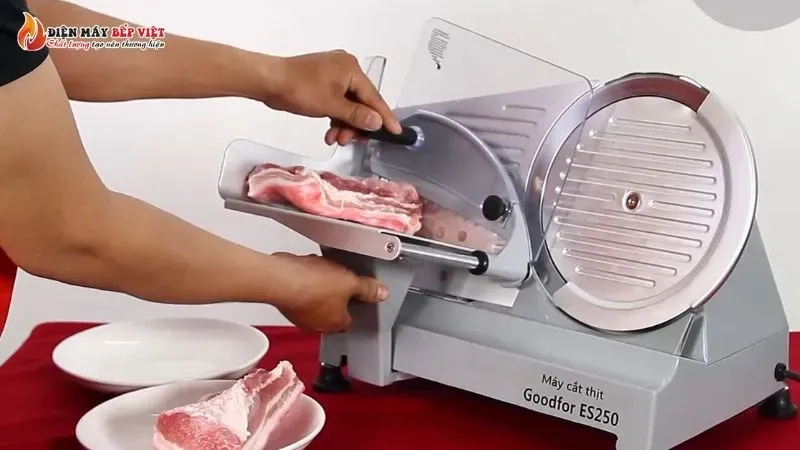 Máy cắt thịt tươi sống giúp chế biến thực phẩm nhanh chóng