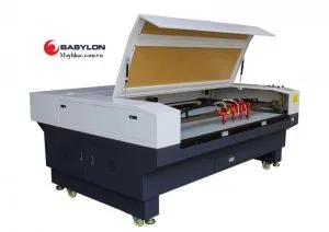 Kiểm tra thấu kính máy khắc laser trước khi vận hành