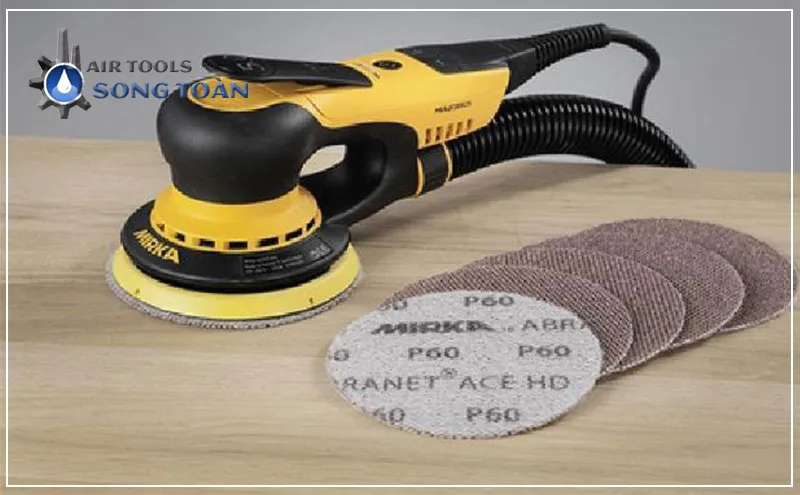 lắp giấy nhám vào máy chà nhám rung