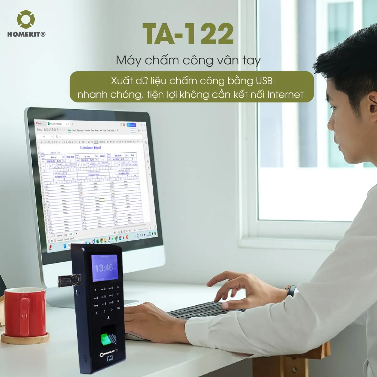 Người dùng đang thao tác trên máy chấm công