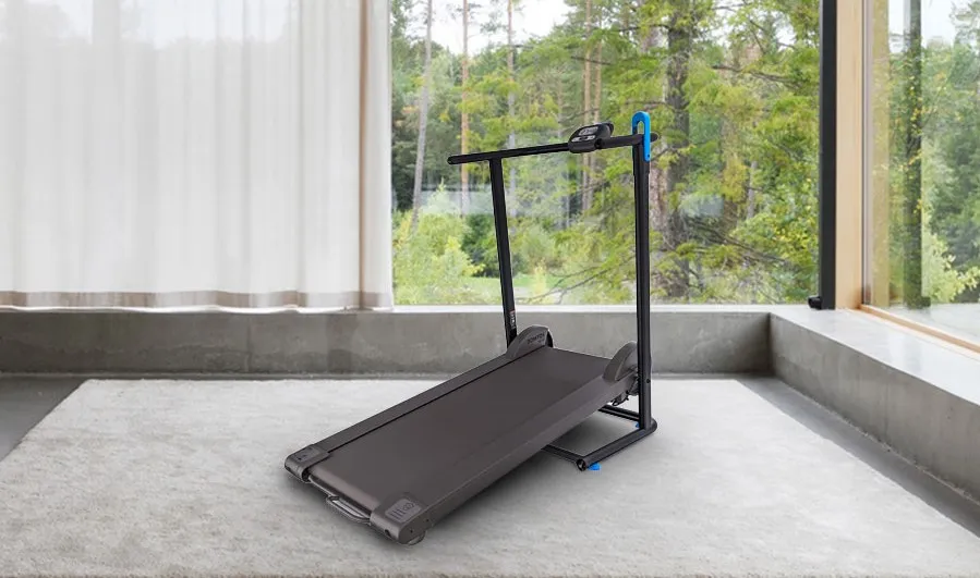 Người phụ nữ đang tập luyện trên máy chạy bộ cơ đúng kỹ thuật với tư thế chuẩn xác