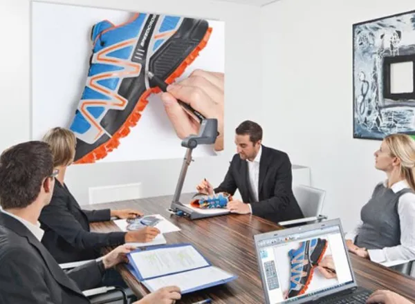 Hình ảnh một máy chiếu vật thể đang trình chiếu một tờ tài liệu