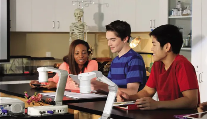 Một chiếc máy chiếu vật thể Epson DC21 đang được sử dụng