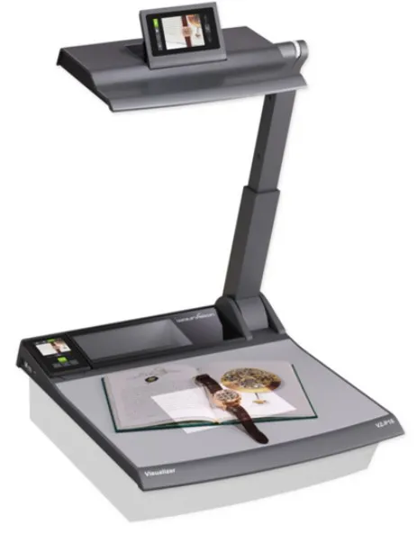 Một người đang thao tác trên máy chiếu vật thể để trình bày