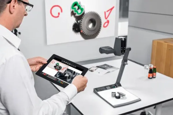 Máy chiếu vật thể đang trình chiếu mô hình 3D