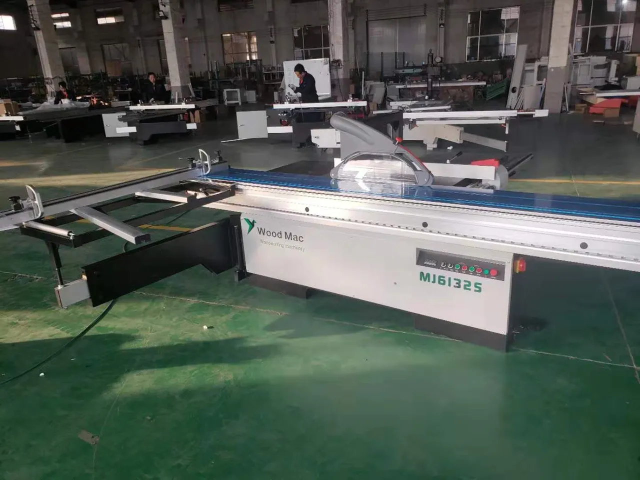 Máy cưa bàn trượt hiện đại Wood Mac MJ-6132S trong xưởng sản xuất