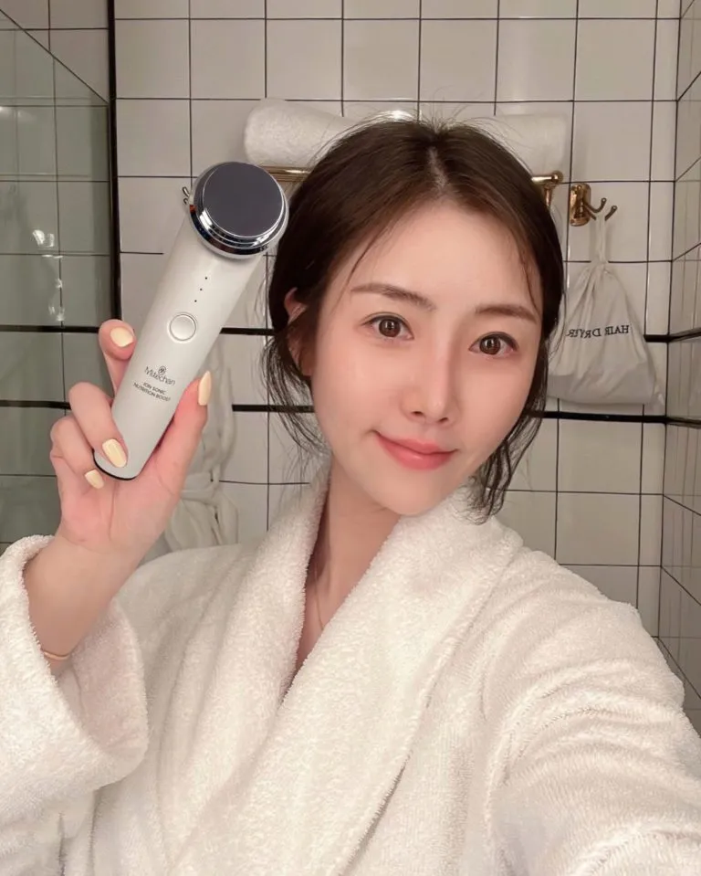 Máy điện di tinh chất giúp đẩy sâu dưỡng chất