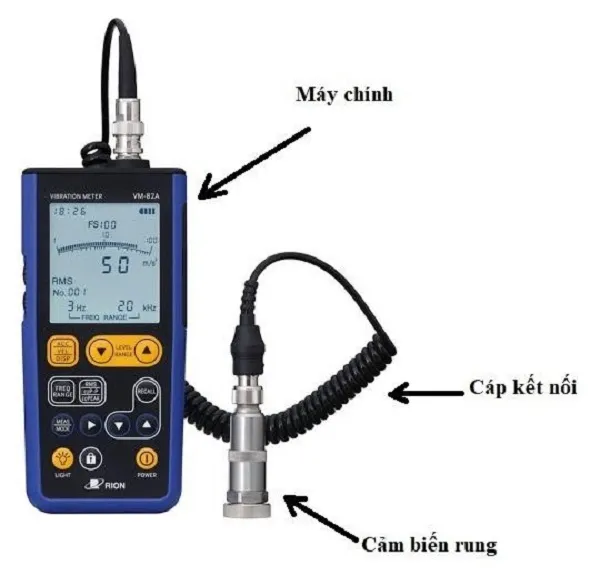 Máy đo độ rung cầm tay hiển thị các thông số tần số và gia tốc, minh họa cách sử dụng máy đo độ rung hiệu quả.