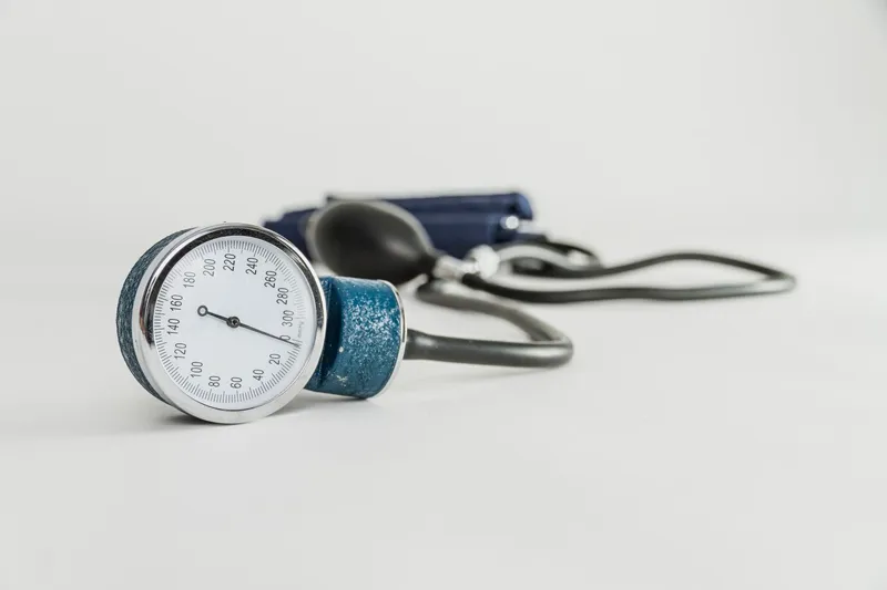 Máy đo huyết áp cơ truyền thống đang được sử dụng trong môi trường y tế, nhấn mạnh tầm quan trọng của thiết bị trong việc theo dõi huyết áp.