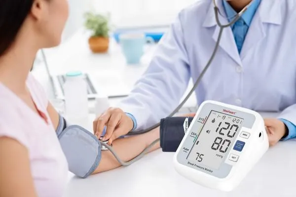 Màn hình lớn hiển thị rõ các chỉ số huyết áp tối đa, tối thiểu và nhịp tim từ máy Sinoheart