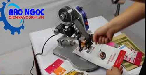 Thực hiện cách sử dụng máy dập date với thao tác dập đơn giản