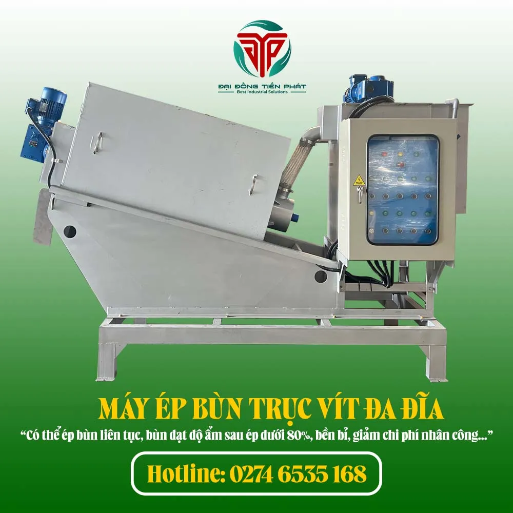 Hình ảnh máy ép bùn trục vít đa đĩa đang hoạt động trong một nhà máy xử lý