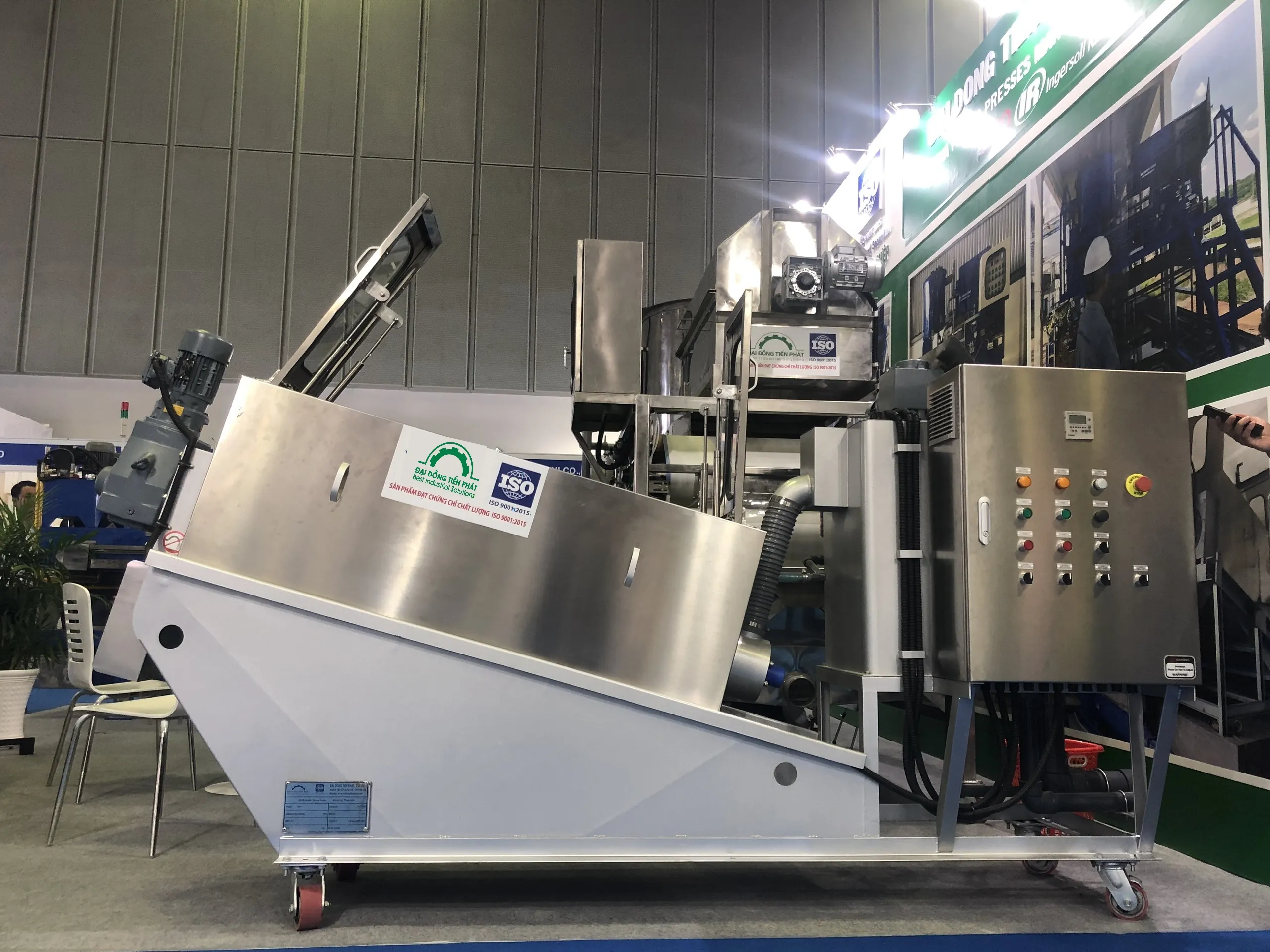 Hình ảnh máy ép bùn trục vít từ Dotapha tại triển lãm Vietwater 2019, thể hiện sự hiện diện và uy tín của sản phẩm