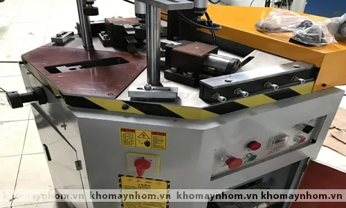 Hình ảnh máy ép góc cửa nhôm tự động kỹ thuật số, minh họa quy trình vận hành chính xác và hiệu quả trong sản xuất cửa nhôm