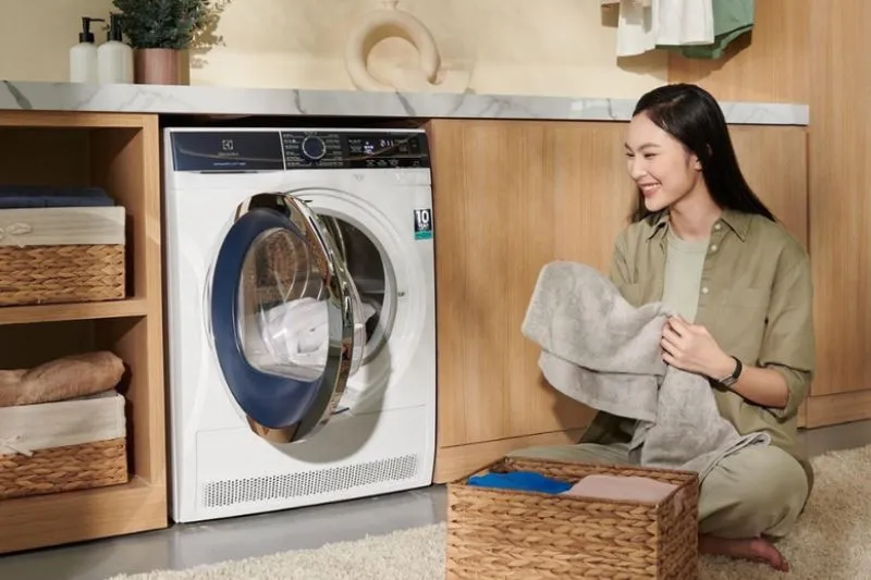 Hình ảnh tổng quan máy giặt Electrolux UltimateCare 500 với bảng điều khiển rõ ràng, minh họa các chế độ giặt thông minh trên Electrolux EWT704S 7kg