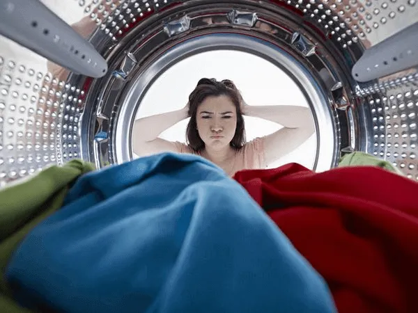 Mở cửa máy giặt Electrolux đúng cách để thêm đồ