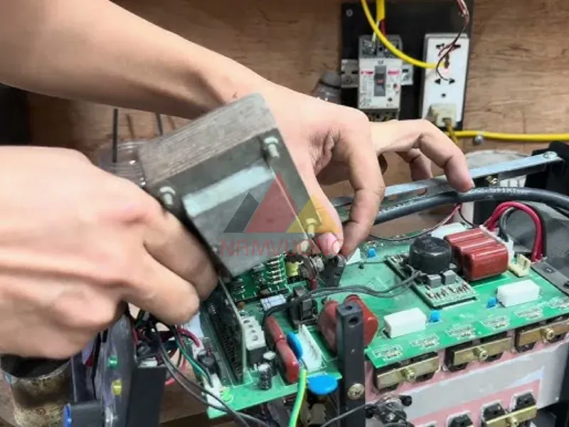 Quy trình sửa chữa linh kiện bên trong máy hàn điện tử khi bị mất nguồn